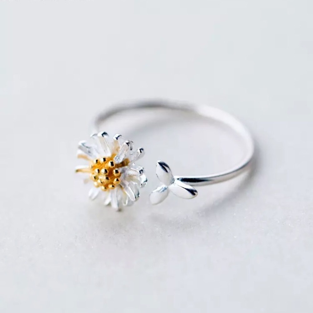 “A Good Day” Dainty Minimalist Floral Daisy Ring